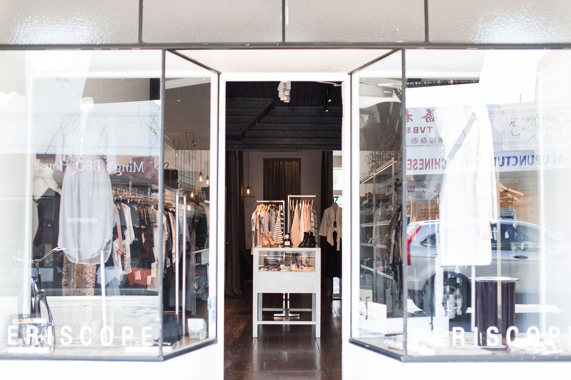 Entrada de la boutique Lanar con vidrieras de prendas tejidas