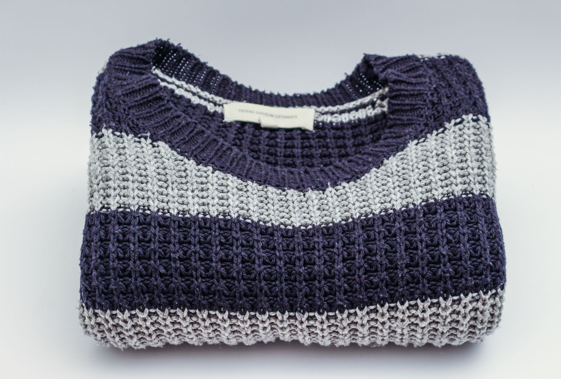 Sweater tejido con rayas azules y blancas